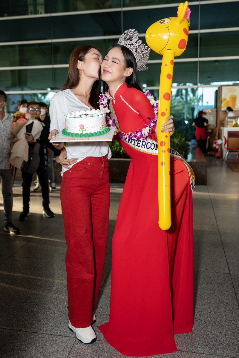 Hoa hậu Mai Phương ra sân bay đón đàn em
