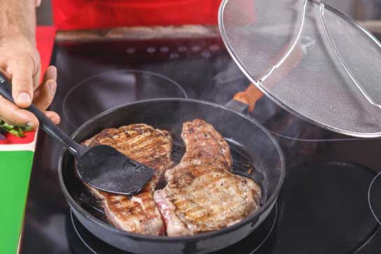 Đầu bếp nhà hàng tiết lộ: Mẹo chiên rán giòn rụm mà không bị dầu ăn bắn ra ngoài