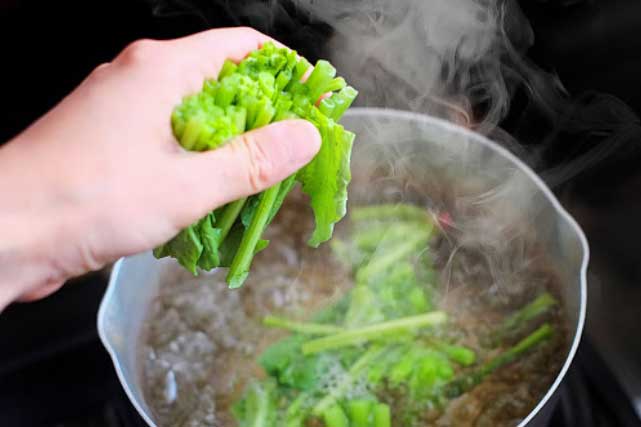 Chỉ cần làm 3 điều này, luộc rau gì cũng xanh mướt, giòn ngon