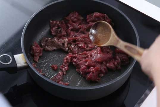 Dùng dầu nóng hay dầu lạnh để xào thịt bò mới chuẩn? Đa số bà nội trợ làm sai khiến món ăn mất ngon