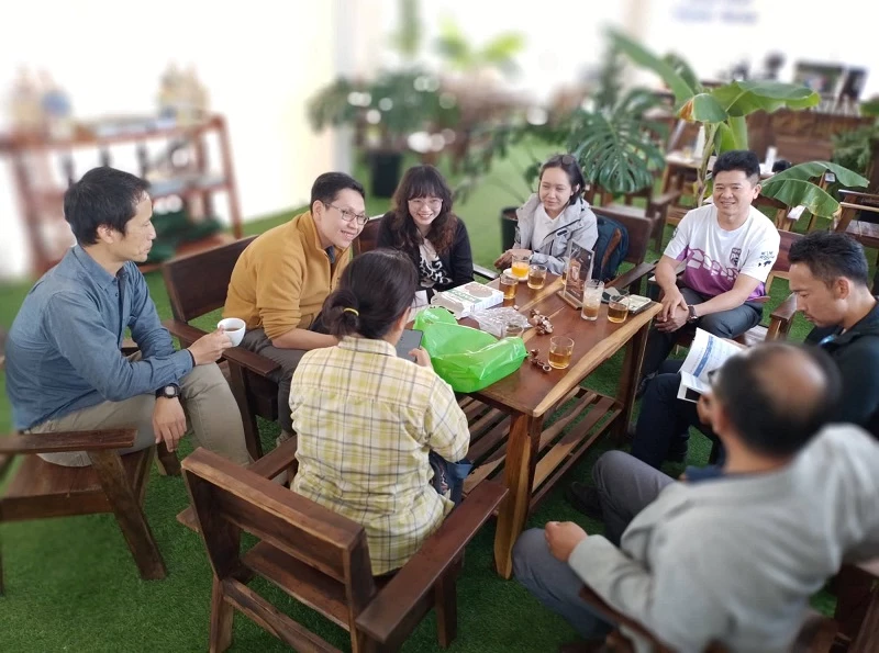 Đoàn làm việc chia sẻ nhiều cơ hội hợp tác, kết nối giao thương với chi hội Doanh nghiệp Lạc Dương tại không gian Cà phê doanh nhân.