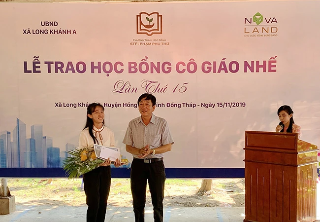 Bạn Huỳnh Thị Thùy Trang quay về trường chia sẻ lại hành trình thực hiện ước mơ của mình nhờ sự đồng hành của chương trình “Học bổng cô giáo Nhế”.