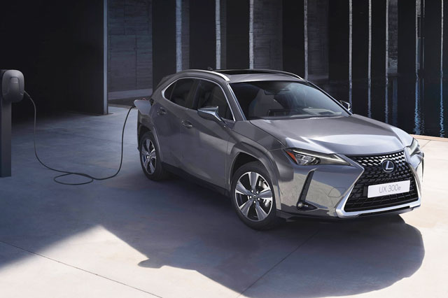 Lexus UX300e 2023 ra mắt, phạm vi di chuyển 450 km/lần sạc