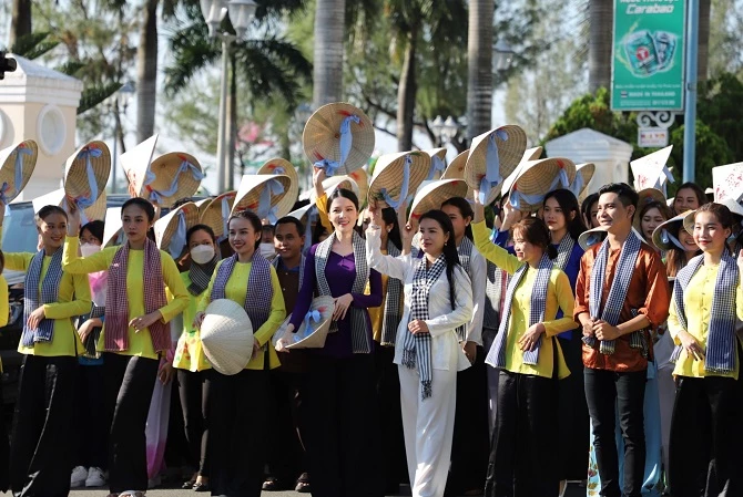 Diễu hành áo bà ba tại phố đi bộ Ninh Kiều thu hút rất đông người tham gia 