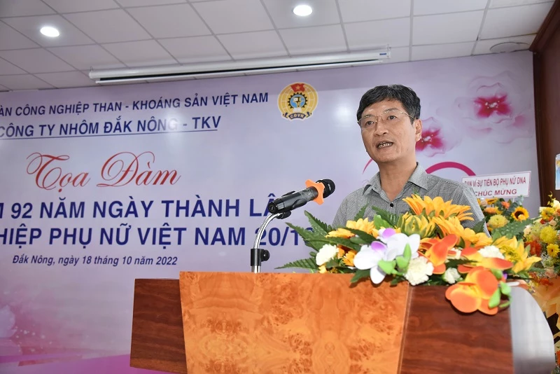 Phó Giám đốc Công ty Nhôm Đắk Nông Trần Tiến Dũng phát biểu tại buổi tọa đàm.