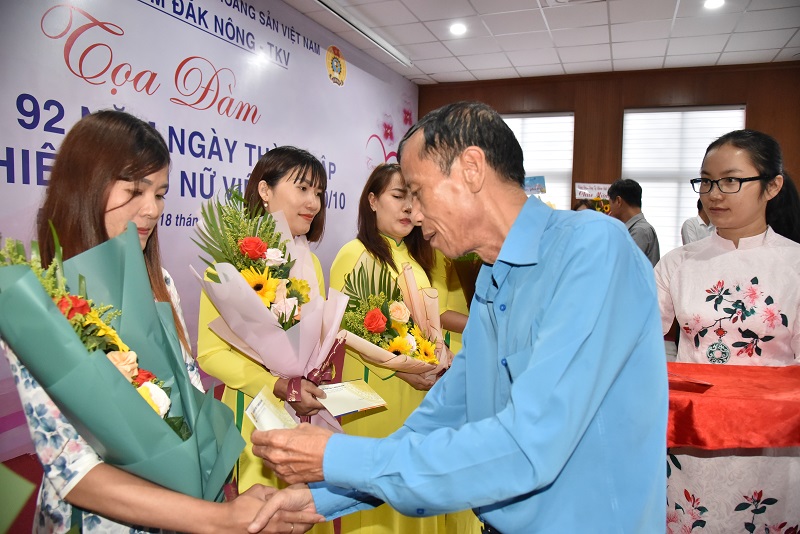 Khen thưởng cho các nữ CBCNV Công ty Nhôm Đắk Nông tiêu biểu 9 tháng đầu năm 2022.