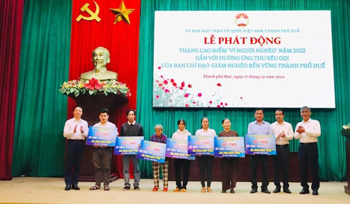 Lãnh đạo thành phố Huế trao kính phí hỗ trợ xây dựng “Nhà Đại đoàn kết” cho các hộ nghèo