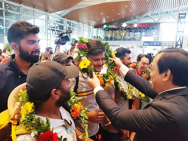 Tổng cục trưởng Tổng cục Du lịch Nguyễn Trùng Khánh tặng hoa cho những vị khách đầu tiên trên các chuyến bay thăng trực tiếp từ Ấn Độ tới Đà Nẵng.