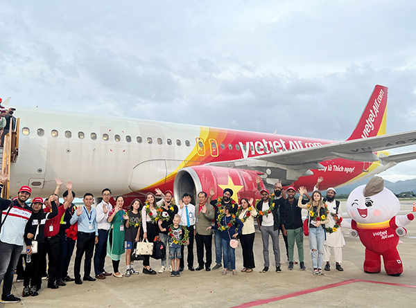 Chuyến bay VJ830 của Vietjet Air đưa 135 du khách từ thủ đô New Delhi (Ấn Độ) hạ cánh sân bay quốc tế Đà Nẵng sáng 19/10
