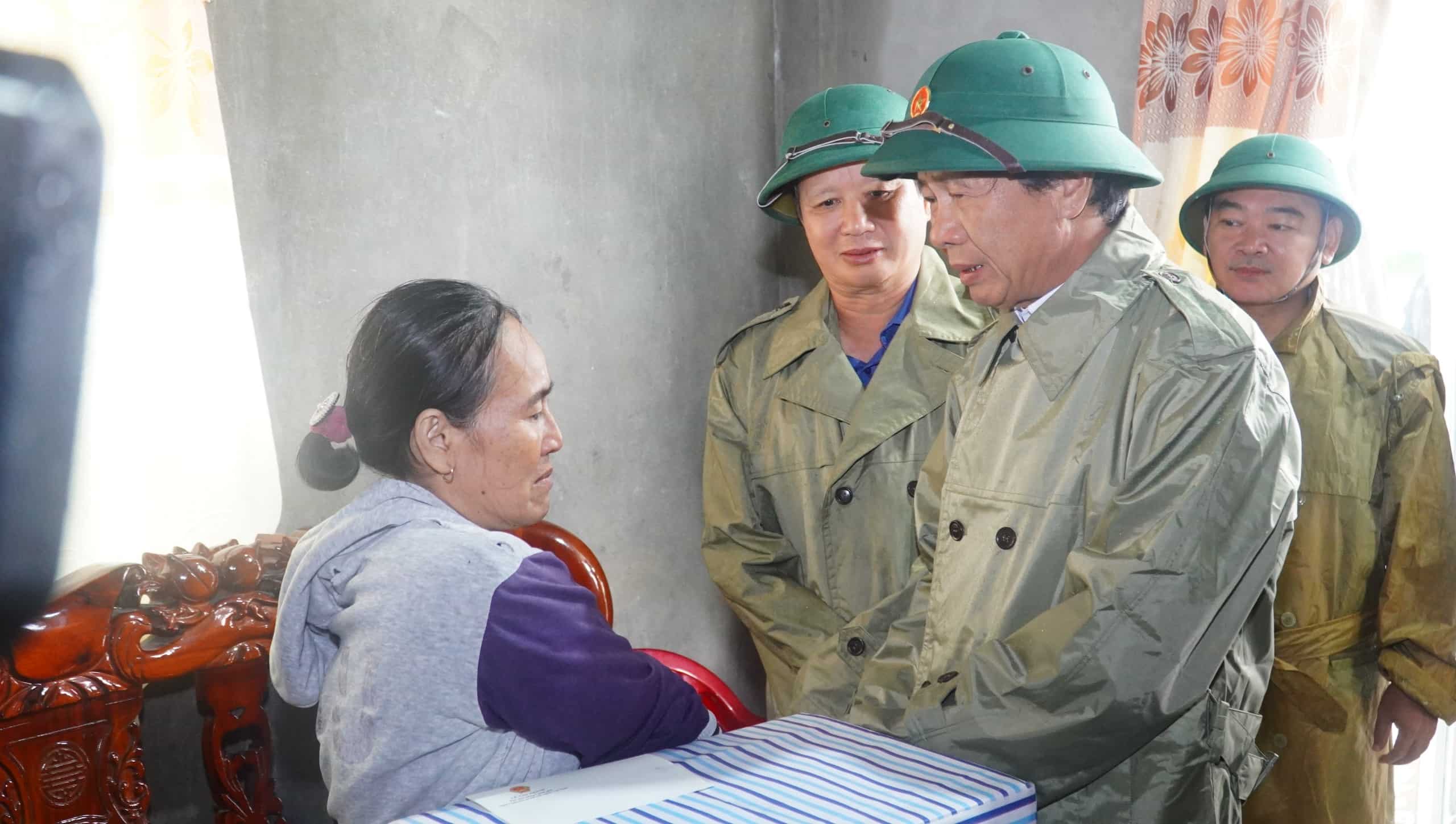 Phó Thủ tướng Lê Văn Thành: Không để bà con vùng lũ ở Thừa Thiên Huế thiếu lương thực, thực phẩm