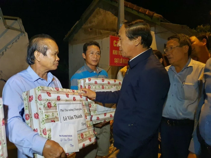 Phó Thủ tướng Lê Văn Thành thăm hỏi, tặng quà người dân vùng sạt lở ở xã Hải Lệ.