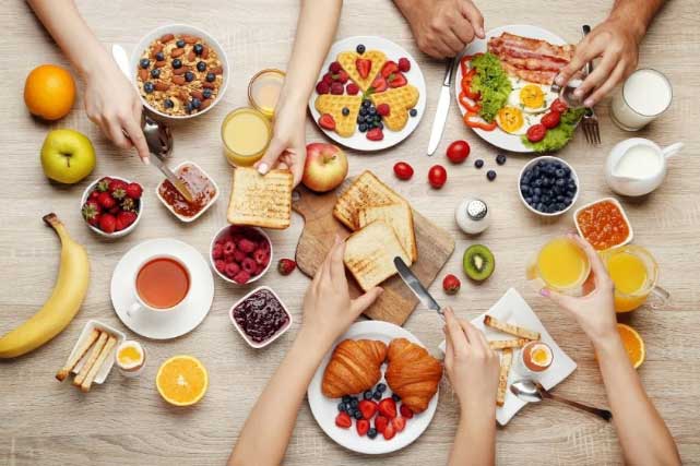 Chuyên gia khuyến cáo nhóm người sau không nên ăn sáng ngay sau khi thức dậy dù vội tới mấy