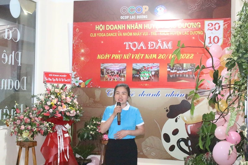 Bà Trần Thị Thuyên - Chủ tịch Hội LHPN huyện Lạc Dương, chia sẻ tại buổi toạ đàm.