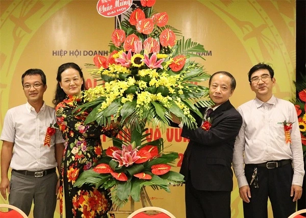 Lãnh đạo Hiệp hội Doanh nghiệp nhỏ và vừa Việt Nam tặng hoa chúc mừng Đại hội thành lập Câu lạc bộ Xăng dầu doanh nghiệp nhỏ và vừa Việt Nam.