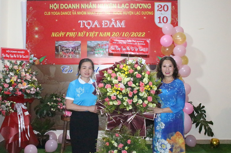Bà Trần Thị Thuyên (bìa trái) - Chủ tịch Hội LHPN huyện Lạc Dương tặng chúc mừng.