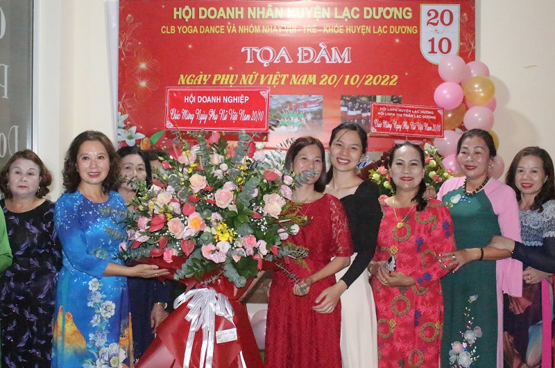 Đại diện Chi hội Doanh nghiệp huyện Lạc Dương tặng hoa chúc mừng.