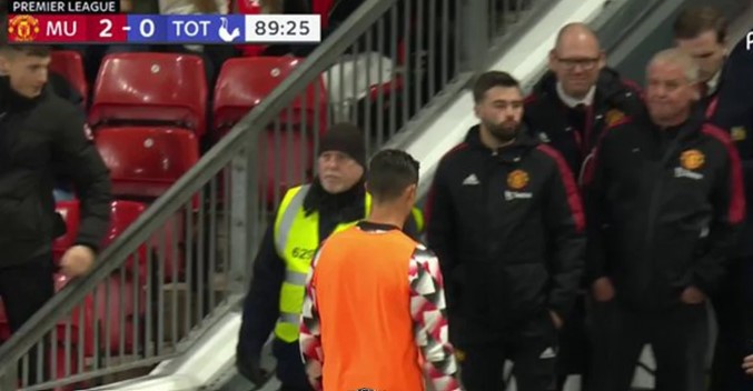 Ngồi dự bị, Ronaldo vẫn để lại điểm nhấn bằng hành động xấu xí