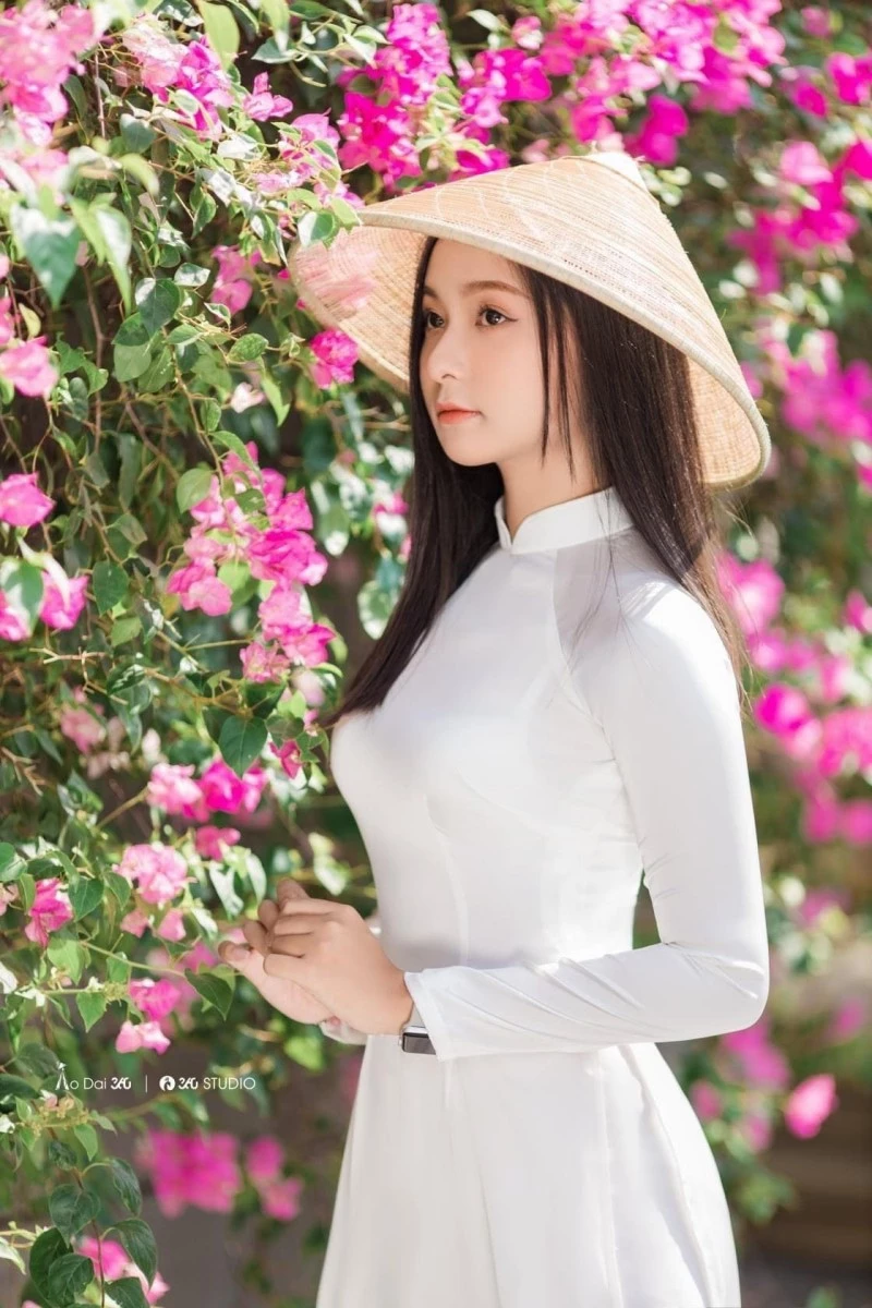 Phạm Ngọc Song Thư - Á quân Gương mặt nữ sinh áo dài 2018. Là đối thủ đáng gờm của Hoa hậu Thiên Ân tại cuộc thi năm đó, người đẹp cũng đã gây bất ngờ khi đăng ký dự thi Hoa hậu Việt Nam 2022.