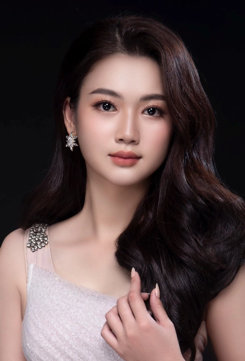 Phạm Thu Anh sinh viên trường Học viện Ngân hàng từng là Quán quân tại cuộc thi The Face IB 2022. Với gương mặt khả ái cùng sự nhiệt huyết tuổi trẻ, cô nàng cũng là một ứng cử viên đáng mong đợi.