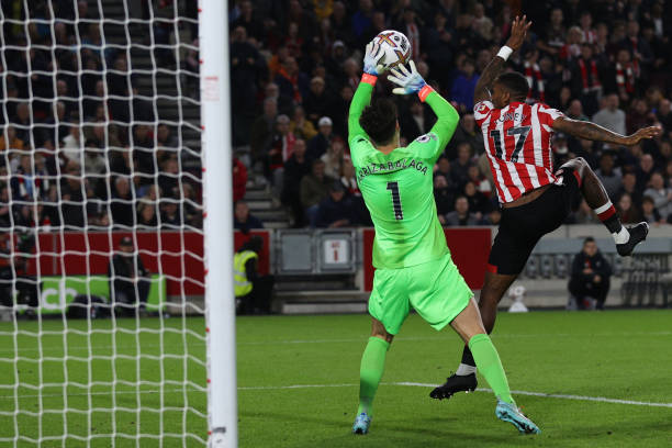 Kepa rực sáng, Chelsea thoát thua hú vía trước Brentford