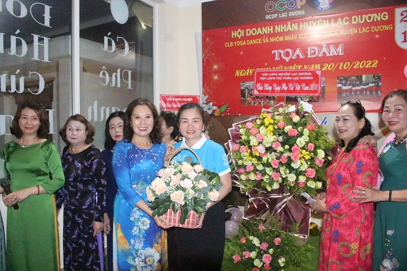 Tặng hoa chúc mừng Chủ tịch Hội LHPN huyện Lạc Dương.
