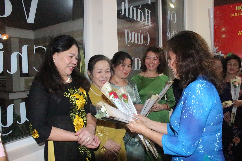 Bà Phạm Kim Huệ - Chủ nhiệm CLB Yoga dance Lạc Dương tặng hoa chúc mừng các chị em.