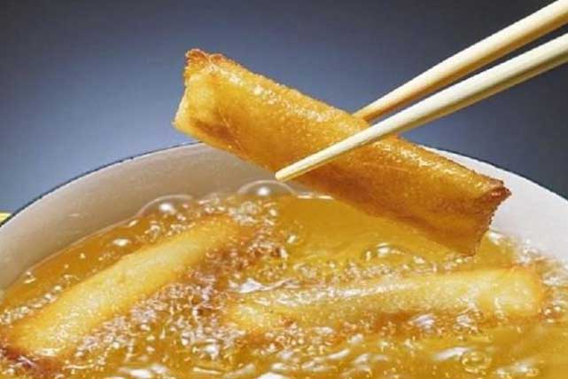 Dùng dầu ăn kiểu này cực hại, nguy cơ gây ung thư mà không phải chị em nào cũng nhận ra