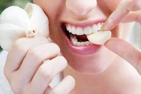 Ngậm 1 tép tỏi buổi sáng chữa được 10 chứng bệnh, đặc biệt làm sạch mạch máu, "đánh bay'' sỏi thận