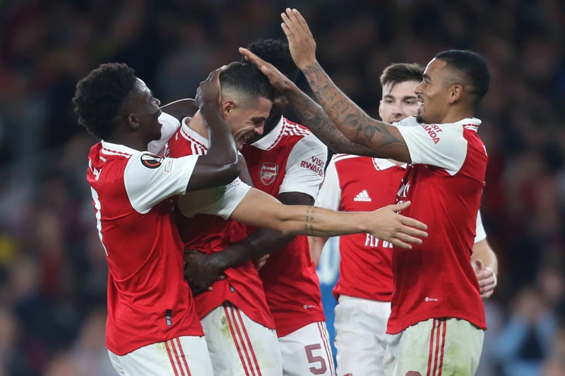 Arsenal sớm giành vé đi tiếp