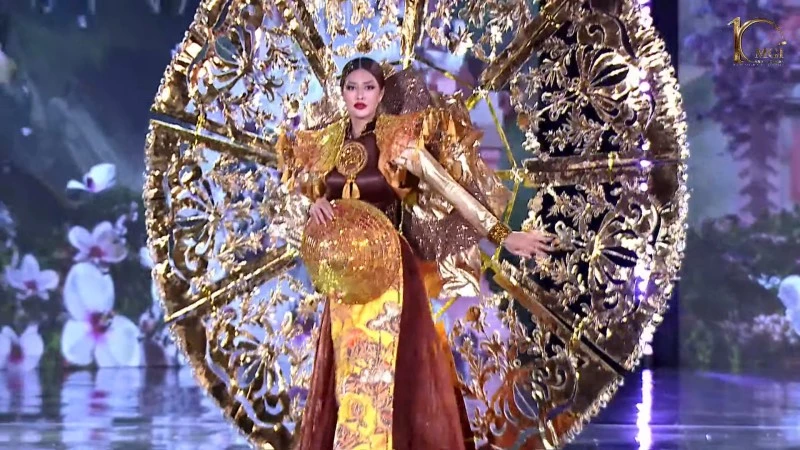 Hoa hậu Thiên Ân trình diễn trang phục dân tộc mang tên Trúc Chỉ