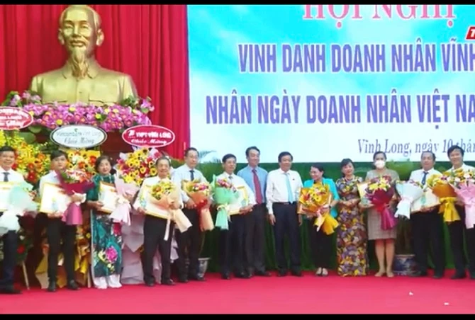 UBND tỉnh gặp gỡ, vinh danh DN tiêu biểu năm 2022