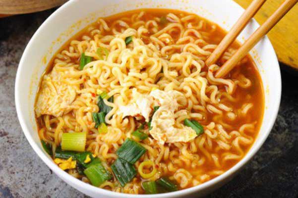 Ăn mì tôm phải nhớ làm những điều này để không bị tăng cân hay nổi mụn