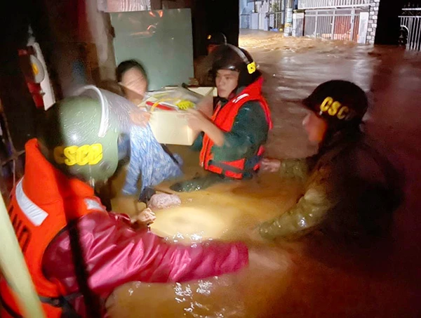 Lực lượng chức năng TP Đà Nẵng sơ tấn dân ra khỏi các vùng ngập lụt nặng do đợt mưa lũ lớn từ ngày 13 - 15/10/2022.