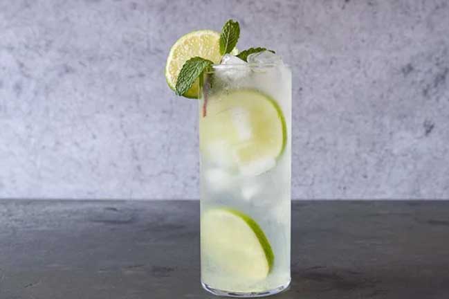 S&#xE1;ng d&#x1EAD;y c&#x1EE9; u&#x1ED1;ng 1 c&#x1ED1;c n&#x1B0;&#x1EDB;c n&#xE0;y gi&#xFA;p thanh l&#x1ECD;c c&#x1A1; th&#x1EC3;, da d&#x1EBB; c&#x169;ng c&#x103;ng m&#x1ECB;n h&#x1ED3;ng h&#xE0;o