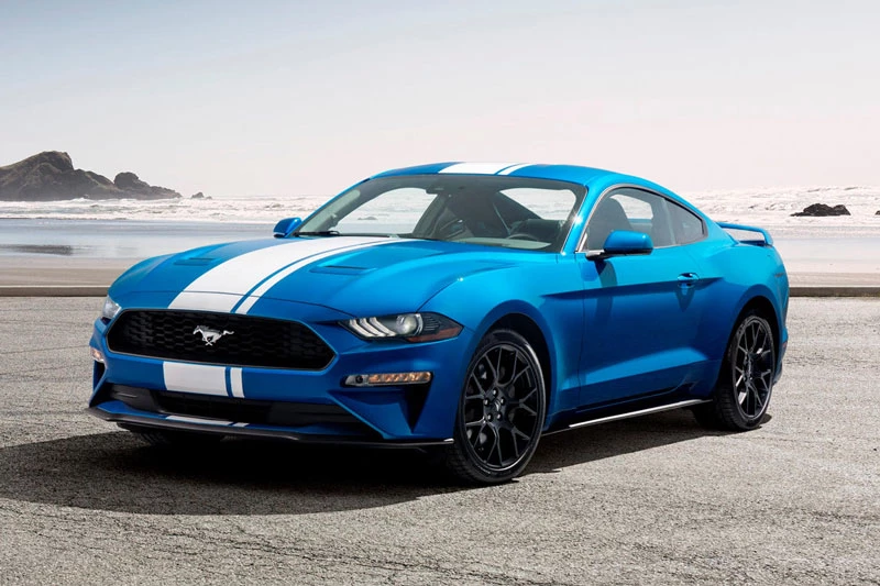2. Ford Mustang (doanh số: 33.690 chiếc).
