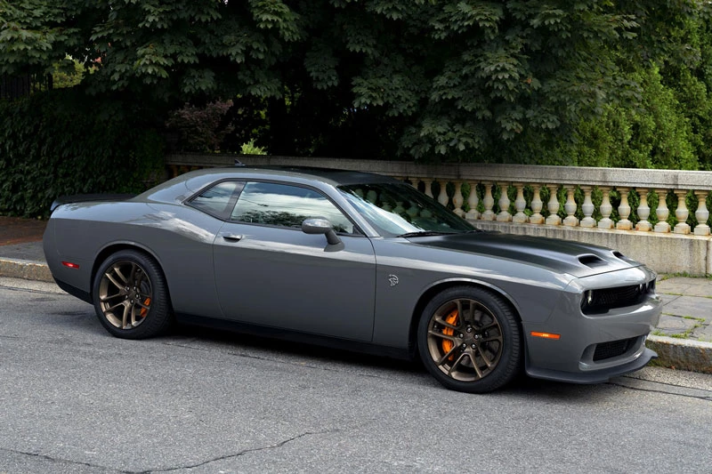 3. Dodge Challenger (doanh số: 27.604 chiếc).