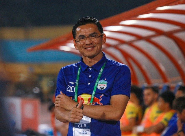 HLV Kiatisuk nói gì về việc gia hạn hợp đồng với CLB HAGL?