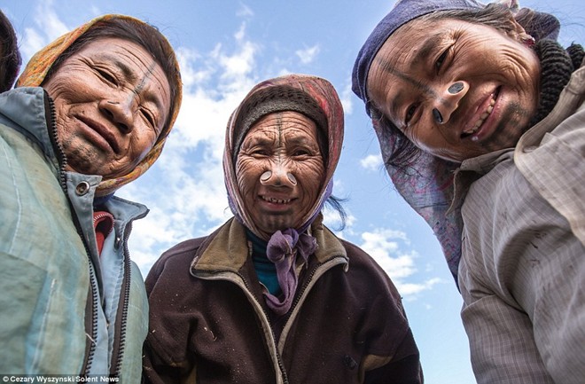 Bộ tộc kỳ lạ đục mũi, nhét đồng xu tự làm mình xấu