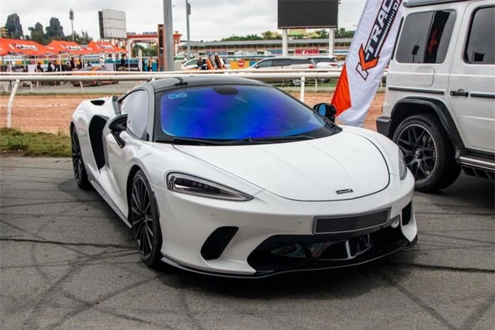  Được nhập về nước từ tháng 4/2021 bởi một doanh nghiệp tư nhân chuyên kinh doanh siêu xe và xe sang tại TP.HCM, chiếc McLaren GT mới được cho trưng bày công khai tại một sự kiện được tổ chức ở Bình Dương vào cuối tuần rồi. 