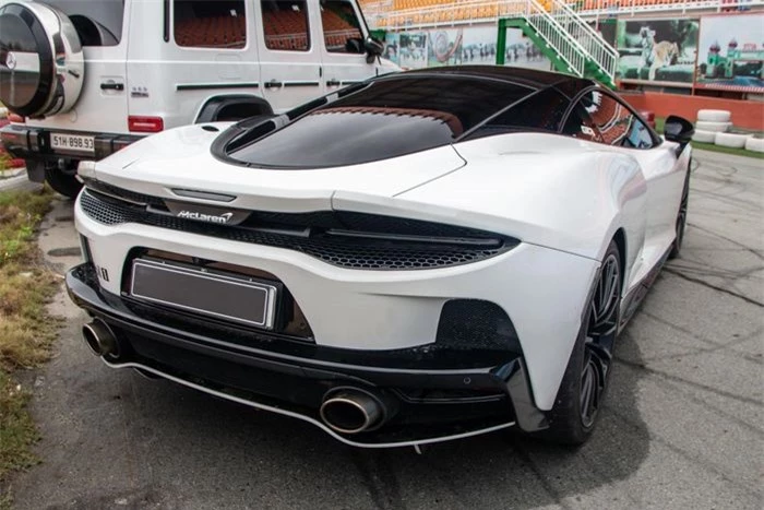  Dù tập trung nhiều vào tính tiện nghi, hiệu suất của mẫu xe này cũng khá ấn tượng. McLaren GT được trang bị động cơ V8, dung tích 4.0L tăng áp kép, sản sinh công suất 620 mã lực và 630 Nm mô-men xoắn. 