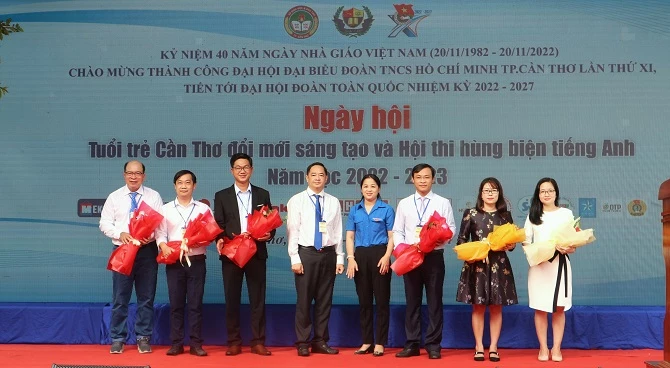 Ông Nguyễn Thanh Thống, Phó Chủ tịch Hội Doanh nhân trẻ, Giám đốc điều hành hệ thống giáo dục Thái Bình Dương (thứ 4 từ trái sang) tặng hoa cho các đại biểu tại buổi khai mạc. 