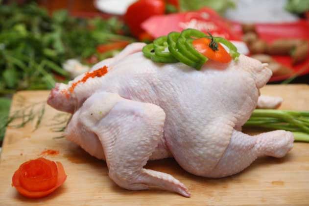 Làm theo cách này, gà đông lạnh luộc lên vẫn giòn da, chắc thịt ngon không kém thịt gà tươi