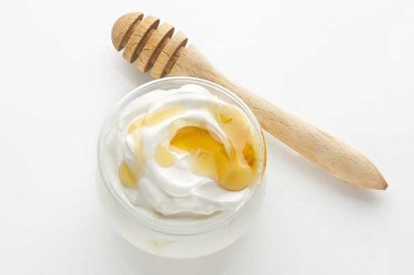 Chỉ với 1 thìa sữa chua và vài giọt mật ong, da mặt bạn sẽ lập tức trắng hồng bật tone trông thấy