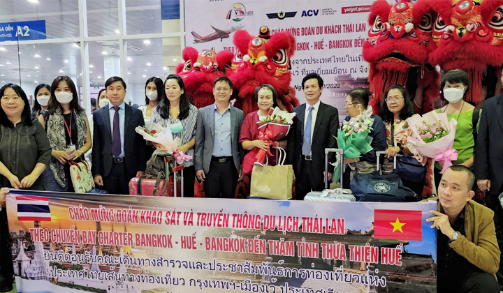 Phó Chủ tịch Thường trực UBND tỉnh Nguyễn Thanh Bình chụp ảnh lưu niệm cùng đoàn hành khách khảo sát Thái Lan