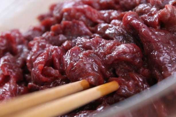 Bỏ chút rượu vào ướp thịt bò đảm bảo thịt mềm tan, ai ăn cũng tấm tắc khen ngon