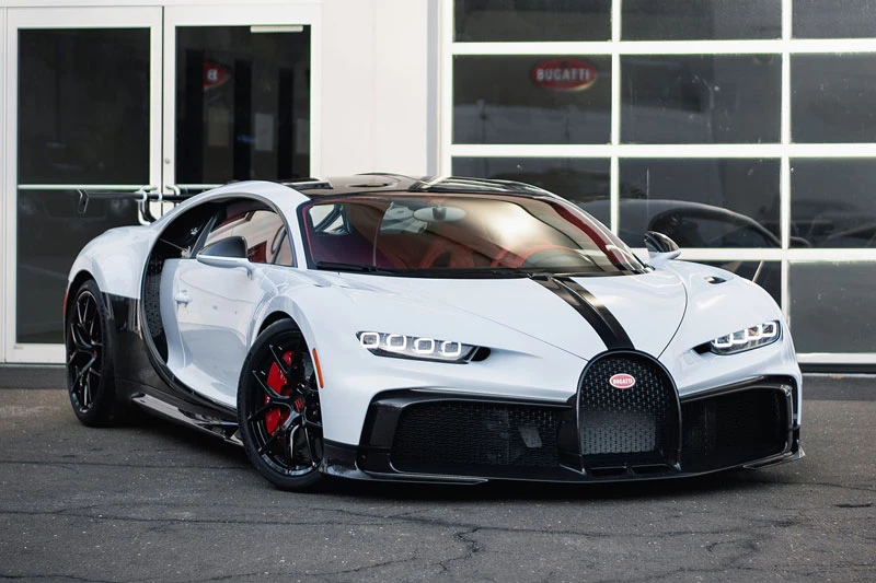 1. Bugatti Chrion Pur Sport (mức tiêu hao nhiên liệu ở đường hỗn hợp: 31,4 lít/100 km).