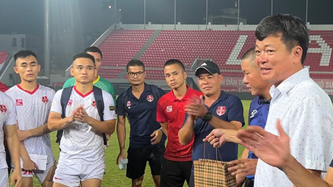 Chủ tịch Hải Phòng FC cầm túi tiền 1 tỷ đồng thưởng cho cầu thủ