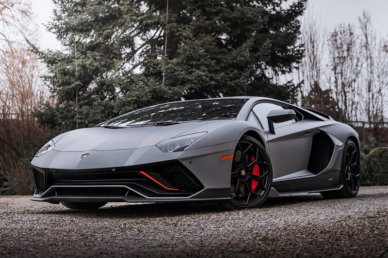 2. Lamborghini Aventador (mức tiêu hao nhiên liệu ở đường hỗn hợp: 25,7 lít/100 km).