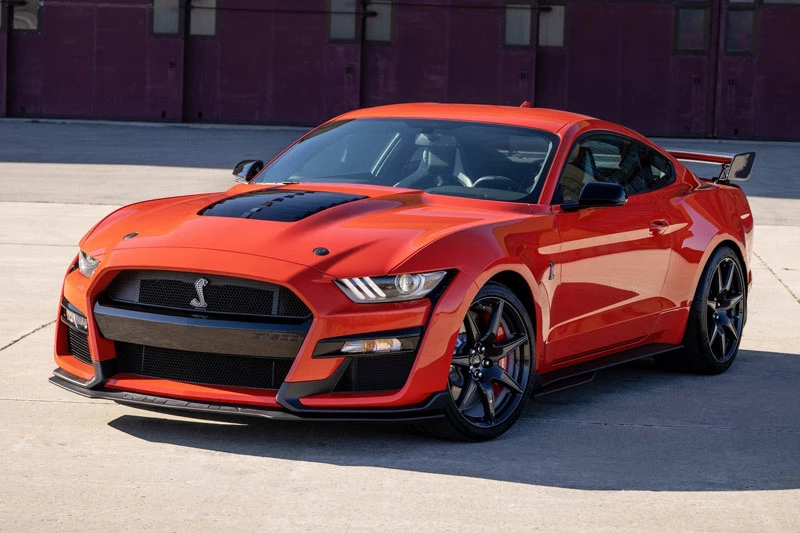 =5. Ford Mustang Shelby GT500 (mức tiêu hao nhiên liệu ở đường hỗn hợp: 20,2 lít/100 km).