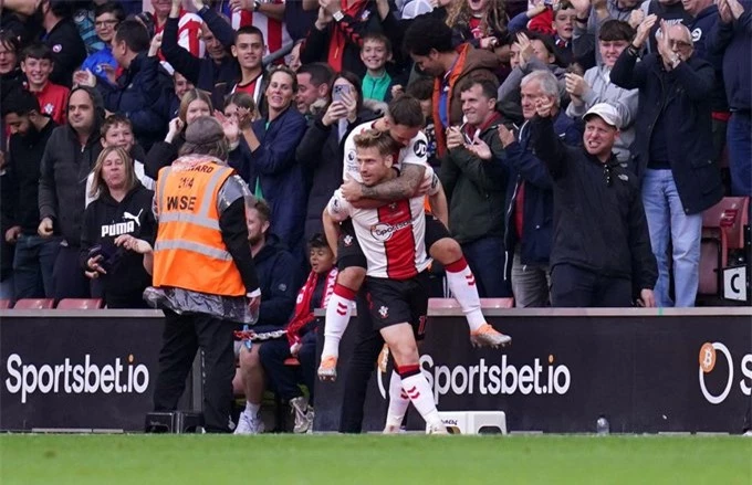 Stuart Armstrong tỏa sáng để mang về 1 điểm cho Southampton